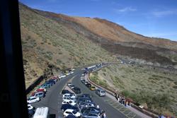 Parkende Autos auf einem Großraumparkplatz in Teneriffa am Teide