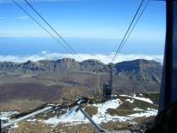 Blick aus einer Seilbahn auf den Teide